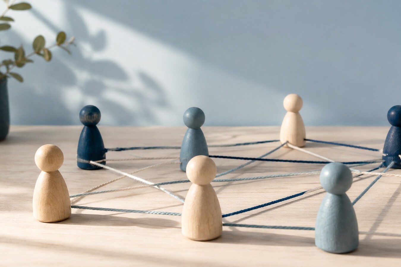 Unklare Rollen im Team – symbolische Darstellung von Rollen und Verbindungen im Unternehmen. Bild KI-generiert